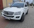 Белый Мерседес М-Класс, объемом двигателя 3 л и пробегом 250 тыс. км за 16000 $, фото 1 на Automoto.ua