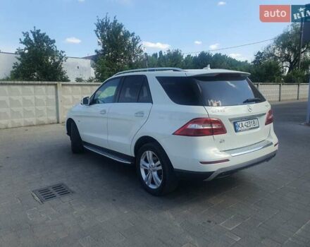 Белый Мерседес М-Класс, объемом двигателя 3 л и пробегом 300 тыс. км за 22222 $, фото 3 на Automoto.ua