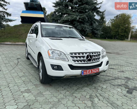 Белый Мерседес М-Класс, объемом двигателя 3 л и пробегом 273 тыс. км за 15450 $, фото 1 на Automoto.ua