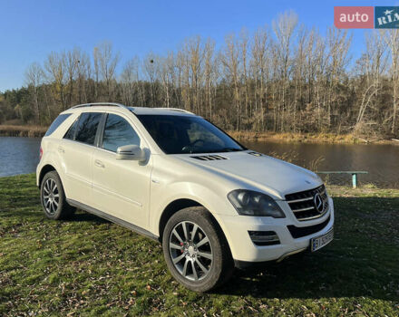 Мерседес М-Класс 2011 в Хороле на Automoto.ua Белый Мерседес М-Класс, объемом двигателя 3 л и пробегом 300 тыс. км за 13000 $, фото 1 на Automoto.ua