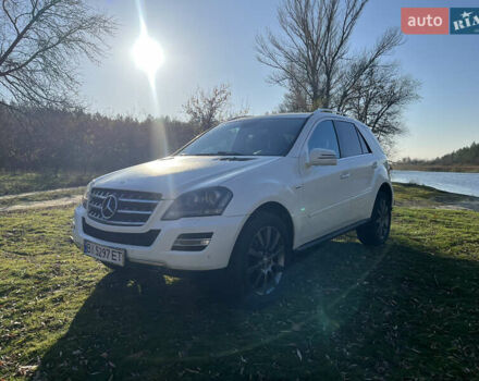 Мерседес М-Класс 2011 в Хороле на Automoto.ua Белый Мерседес М-Класс, объемом двигателя 3 л и пробегом 300 тыс. км за 13000 $, фото 4 на Automoto.ua