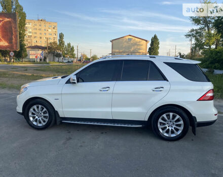 Белый Мерседес М-Класс, объемом двигателя 3 л и пробегом 260 тыс. км за 23000 $, фото 2 на Automoto.ua