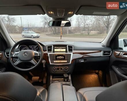 Білий Мерседес М-Клас, об'ємом двигуна 2.99 л та пробігом 180 тис. км за 25000 $, фото 4 на Automoto.ua