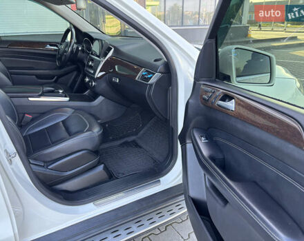 Мерседес М-Класс 2012 в Нововолынск на Automoto.ua Белый Мерседес М-Класс, объемом двигателя 3.5 л и пробегом 195 тыс. км за 20000 $, фото 31 на Automoto.ua