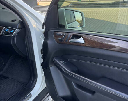 Мерседес М-Класс 2012 в Нововолынск на Automoto.ua Белый Мерседес М-Класс, объемом двигателя 3.5 л и пробегом 195 тыс. км за 20000 $, фото 30 на Automoto.ua