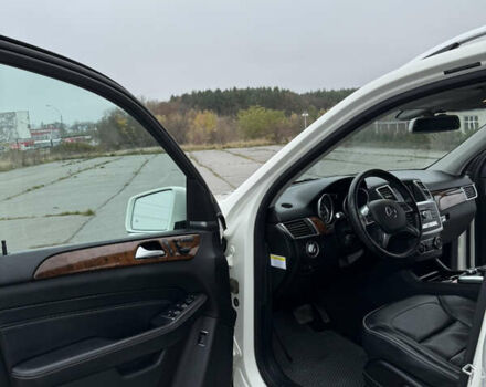 Белый Мерседес М-Класс, объемом двигателя 3 л и пробегом 240 тыс. км за 23499 $, фото 1 на Automoto.ua