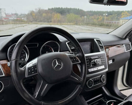 Белый Мерседес М-Класс, объемом двигателя 3 л и пробегом 240 тыс. км за 23499 $, фото 3 на Automoto.ua