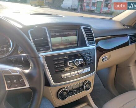 Белый Мерседес М-Класс, объемом двигателя 2.99 л и пробегом 220 тыс. км за 20650 $, фото 11 на Automoto.ua