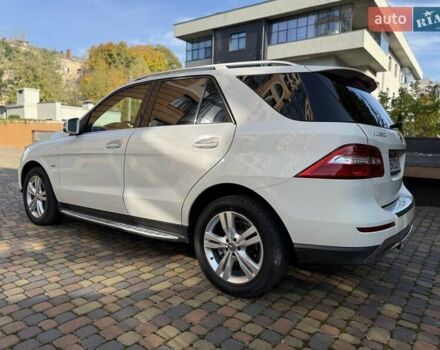Мерседес М-Класс 2013 в Ровно на Automoto.ua Белый Мерседес М-Класс, объемом двигателя 2.99 л и пробегом 216 тыс. км за 19700 $, фото 4 на Automoto.ua