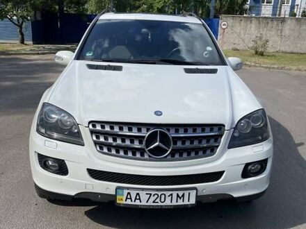 Мерседес М-Класс 2008 в Борисполе на Automoto.ua Белый Мерседес М-Класс, объемом двигателя 3.5 л и пробегом 163 тыс. км за 13300 $, фото 1 на Automoto.ua