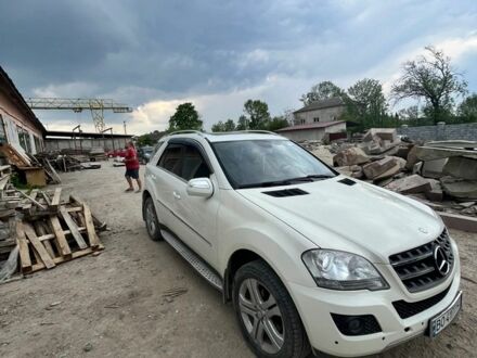 Белый Мерседес М-Класс, объемом двигателя 3 л и пробегом 312 тыс. км за 12000 $, фото 1 на Automoto.ua