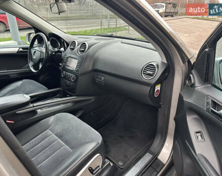 Бежевый Мерседес М-Класс, объемом двигателя 3 л и пробегом 211 тыс. км за 6500 $, фото 5 на Automoto.ua