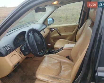 Черный Мерседес М-Класс, объемом двигателя 2.3 л и пробегом 250 тыс. км за 4000 $, фото 5 на Automoto.ua