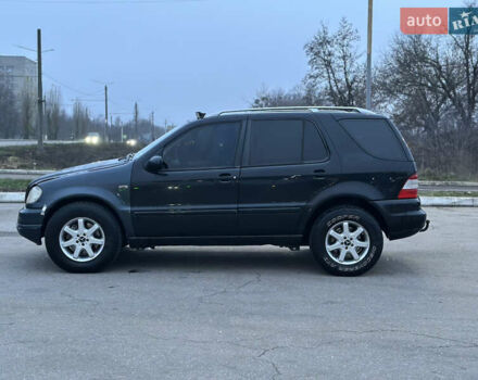 Черный Мерседес М-Класс, объемом двигателя 2.7 л и пробегом 400 тыс. км за 3800 $, фото 4 на Automoto.ua