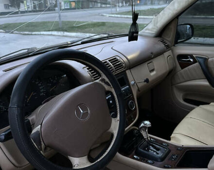 Черный Мерседес М-Класс, объемом двигателя 2.7 л и пробегом 400 тыс. км за 3800 $, фото 9 на Automoto.ua