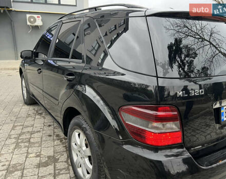 Черный Мерседес М-Класс, объемом двигателя 2.99 л и пробегом 350 тыс. км за 8700 $, фото 10 на Automoto.ua