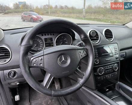 Черный Мерседес М-Класс, объемом двигателя 3.5 л и пробегом 250 тыс. км за 7900 $, фото 6 на Automoto.ua