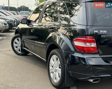 Черный Мерседес М-Класс, объемом двигателя 3.5 л и пробегом 282 тыс. км за 8777 $, фото 5 на Automoto.ua