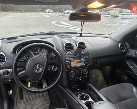 Черный Мерседес М-Класс, объемом двигателя 4.97 л и пробегом 335 тыс. км за 10500 $, фото 4 на Automoto.ua