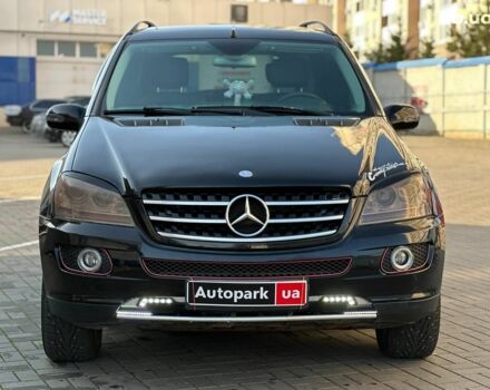 Черный Мерседес М-Класс, объемом двигателя 3.5 л и пробегом 214 тыс. км за 10940 $, фото 1 на Automoto.ua