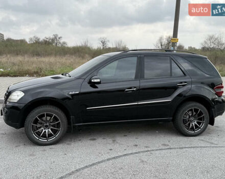 Черный Мерседес М-Класс, объемом двигателя 3.5 л и пробегом 250 тыс. км за 7900 $, фото 2 на Automoto.ua