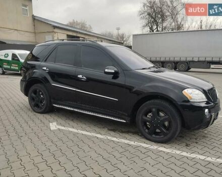 Черный Мерседес М-Класс, объемом двигателя 5.46 л и пробегом 239 тыс. км за 10800 $, фото 4 на Automoto.ua