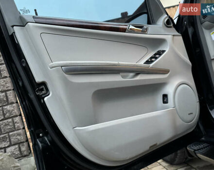 Черный Мерседес М-Класс, объемом двигателя 3.5 л и пробегом 236 тыс. км за 7700 $, фото 11 на Automoto.ua