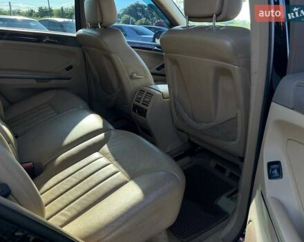 Черный Мерседес М-Класс, объемом двигателя 5.5 л и пробегом 200 тыс. км за 8999 $, фото 7 на Automoto.ua