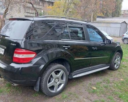 Черный Мерседес М-Класс, объемом двигателя 5.46 л и пробегом 310 тыс. км за 14000 $, фото 6 на Automoto.ua