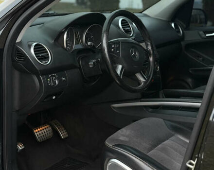 Черный Мерседес М-Класс, объемом двигателя 3 л и пробегом 275 тыс. км за 7900 $, фото 41 на Automoto.ua