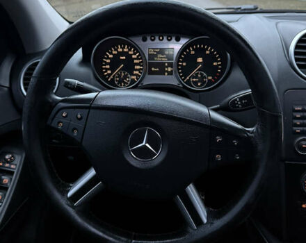 Черный Мерседес М-Класс, объемом двигателя 3 л и пробегом 275 тыс. км за 7900 $, фото 67 на Automoto.ua