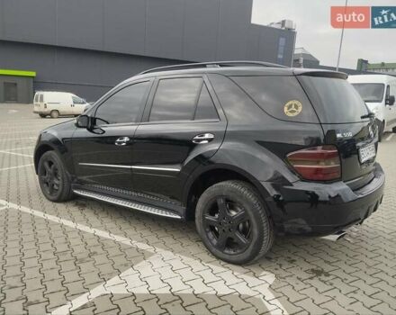 Черный Мерседес М-Класс, объемом двигателя 5.46 л и пробегом 239 тыс. км за 10800 $, фото 5 на Automoto.ua