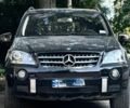 Черный Мерседес М-Класс, объемом двигателя 5.5 л и пробегом 320 тыс. км за 9000 $, фото 1 на Automoto.ua