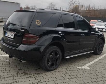 Черный Мерседес М-Класс, объемом двигателя 5.46 л и пробегом 239 тыс. км за 10800 $, фото 7 на Automoto.ua