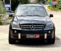 Черный Мерседес М-Класс, объемом двигателя 6.2 л и пробегом 220 тыс. км за 12490 $, фото 1 на Automoto.ua
