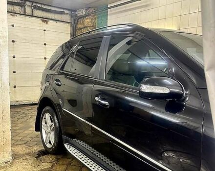 Черный Мерседес М-Класс, объемом двигателя 3.5 л и пробегом 241 тыс. км за 9800 $, фото 1 на Automoto.ua