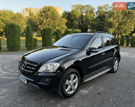 Черный Мерседес М-Класс, объемом двигателя 3.5 л и пробегом 280 тыс. км за 9200 $, фото 1 на Automoto.ua