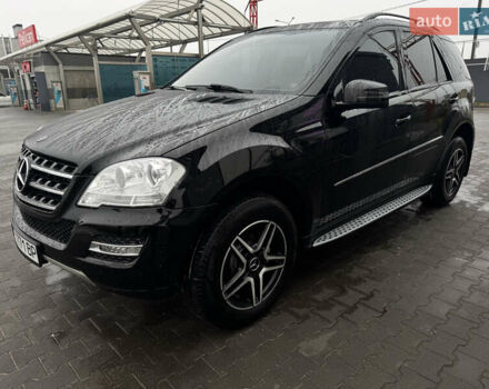 Черный Мерседес М-Класс, объемом двигателя 3.5 л и пробегом 196 тыс. км за 15000 $, фото 1 на Automoto.ua