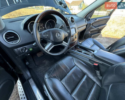 Черный Мерседес М-Класс, объемом двигателя 5.5 л и пробегом 310 тыс. км за 14000 $, фото 10 на Automoto.ua