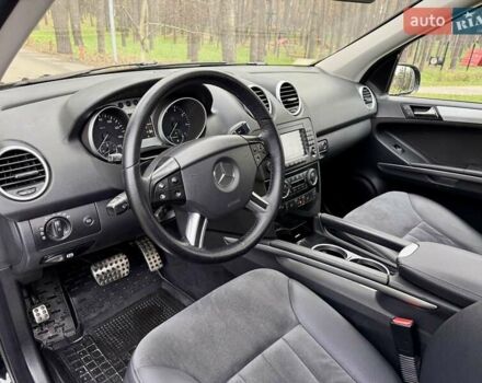 Черный Мерседес М-Класс, объемом двигателя 3.5 л и пробегом 174 тыс. км за 10999 $, фото 17 на Automoto.ua
