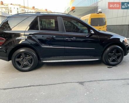 Черный Мерседес М-Класс, объемом двигателя 3.5 л и пробегом 100 тыс. км за 15000 $, фото 10 на Automoto.ua