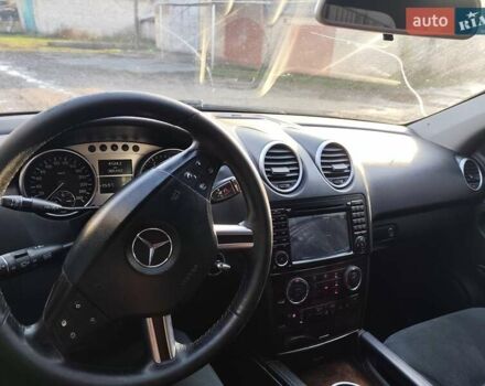 Черный Мерседес М-Класс, объемом двигателя 2.99 л и пробегом 310 тыс. км за 12500 $, фото 2 на Automoto.ua