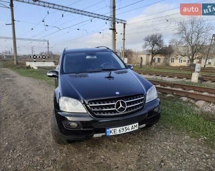 Черный Мерседес М-Класс, объемом двигателя 2.99 л и пробегом 310 тыс. км за 12500 $, фото 15 на Automoto.ua