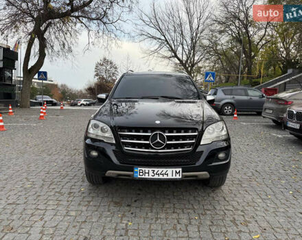 Черный Мерседес М-Класс, объемом двигателя 3.5 л и пробегом 192 тыс. км за 12500 $, фото 2 на Automoto.ua