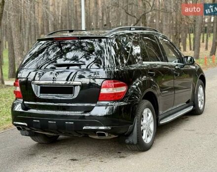 Черный Мерседес М-Класс, объемом двигателя 3.5 л и пробегом 174 тыс. км за 10999 $, фото 4 на Automoto.ua