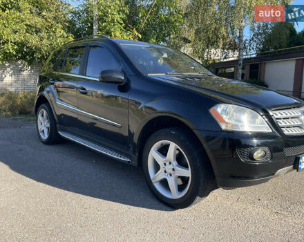 Черный Мерседес М-Класс, объемом двигателя 3.5 л и пробегом 285 тыс. км за 10000 $, фото 1 на Automoto.ua