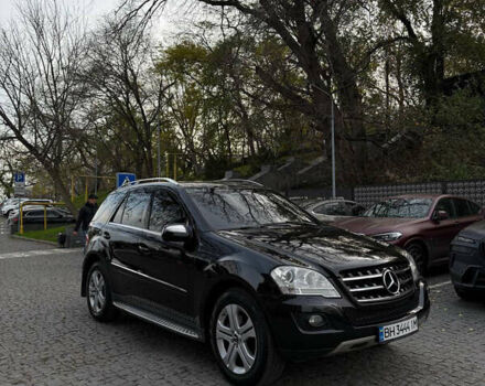 Черный Мерседес М-Класс, объемом двигателя 3.5 л и пробегом 192 тыс. км за 12500 $, фото 1 на Automoto.ua