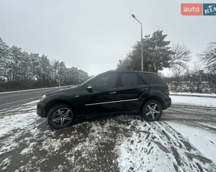 Черный Мерседес М-Класс, объемом двигателя 3.5 л и пробегом 242 тыс. км за 8500 $, фото 1 на Automoto.ua