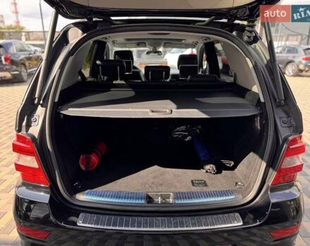 Черный Мерседес М-Класс, объемом двигателя 5.5 л и пробегом 133 тыс. км за 16000 $, фото 8 на Automoto.ua