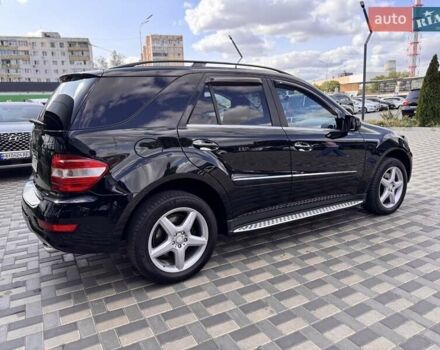 Черный Мерседес М-Класс, объемом двигателя 5.5 л и пробегом 133 тыс. км за 16000 $, фото 9 на Automoto.ua